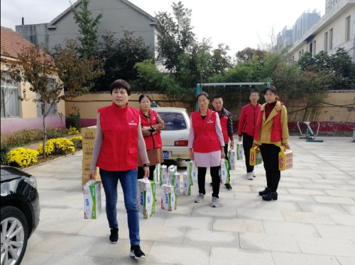 永安路街道景阳社区的志愿者们一行10多人,来到永安敬老院开展以亲情